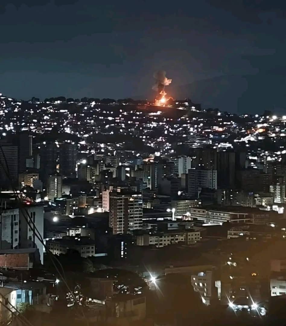 Latido_Izquierd's tweet image. 🚨 ALERTA! Gobierno de Estados Unidos ataca Venezuela!! 

Denunciamos y demandamos URGENTE reacción de la comunidad internacional contra criminal ataque perpetrado contra Venezuela. 

¡Venezuela No Está Sola! 🇻🇪

#ManosFueraDeVenezuela
#CubaConVenezuela