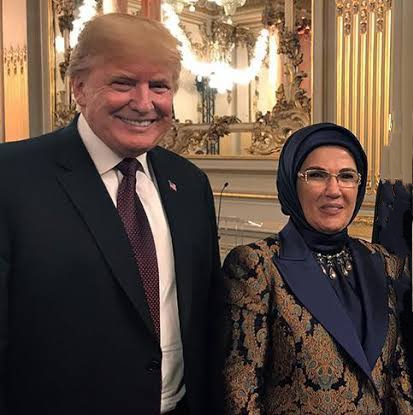 İkisinin benzerliği;
Trump, her tarafta savaşlar çıkarıp, silah ticaretinden milyarlar kazanırken, pişkin pişkin Nobel Barış ödülü almaya heves ediyor
Emine de Avrupa'nın 12 milyon ton çöpünü Türkiye'ye getirten kocasının iktidarında "Sıfır atık projesi" yürütüp çevreci takılıyor