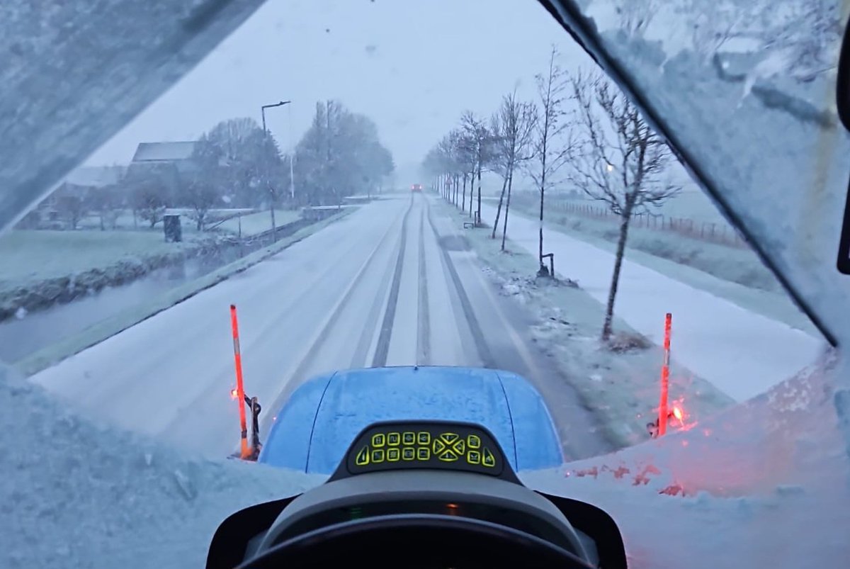 GemWestland's tweet photo. ‼️Sneeuw, hagel, natte sneeuw.. alles komt vandaag voorbij. De wekdektemperaturen zijn onder 0, dus de kans op aanvriezen is erg groot. Doe voorzichtig en pas uw rijgedrag aan! 
We blijven voorlopig strooien en waar nodig sneeuwschuiven. 🧂💪 https://t.co/USzvQjjkWN