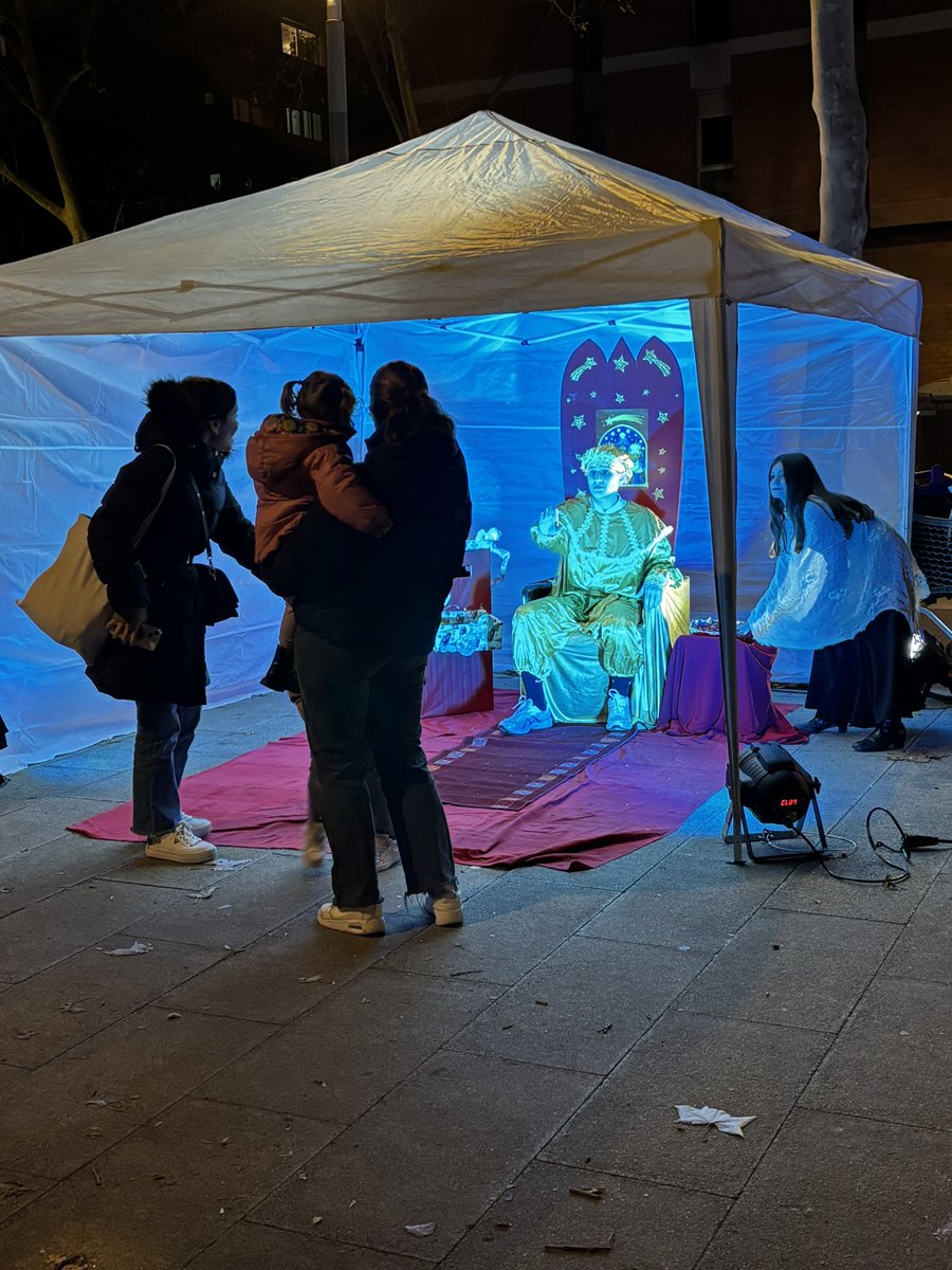 ppsmbcn's tweet image. Ayer visitamos al Paje Real, que llegó de la mano de la AVV La Palmera Centre, cuya excelente gestión hace posible iniciativas tan bonitas como la recogida de las cartas de los niños y niñas.#NosUneBarcelona