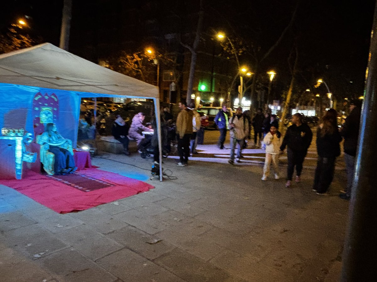 ppsmbcn's tweet image. Ayer visitamos al Paje Real, que llegó de la mano de la AVV La Palmera Centre, cuya excelente gestión hace posible iniciativas tan bonitas como la recogida de las cartas de los niños y niñas.#NosUneBarcelona