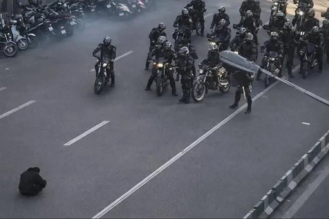 C’è un popolo che sta scendendo in piazza sfidando il regime in nome della Libertà e contro l’oppressione economica figlia del regime. Sono gli iraniani. 
Onore a loro. 
#Tehran #IranProtests #iran #IranProtests2026 #IranRevolution