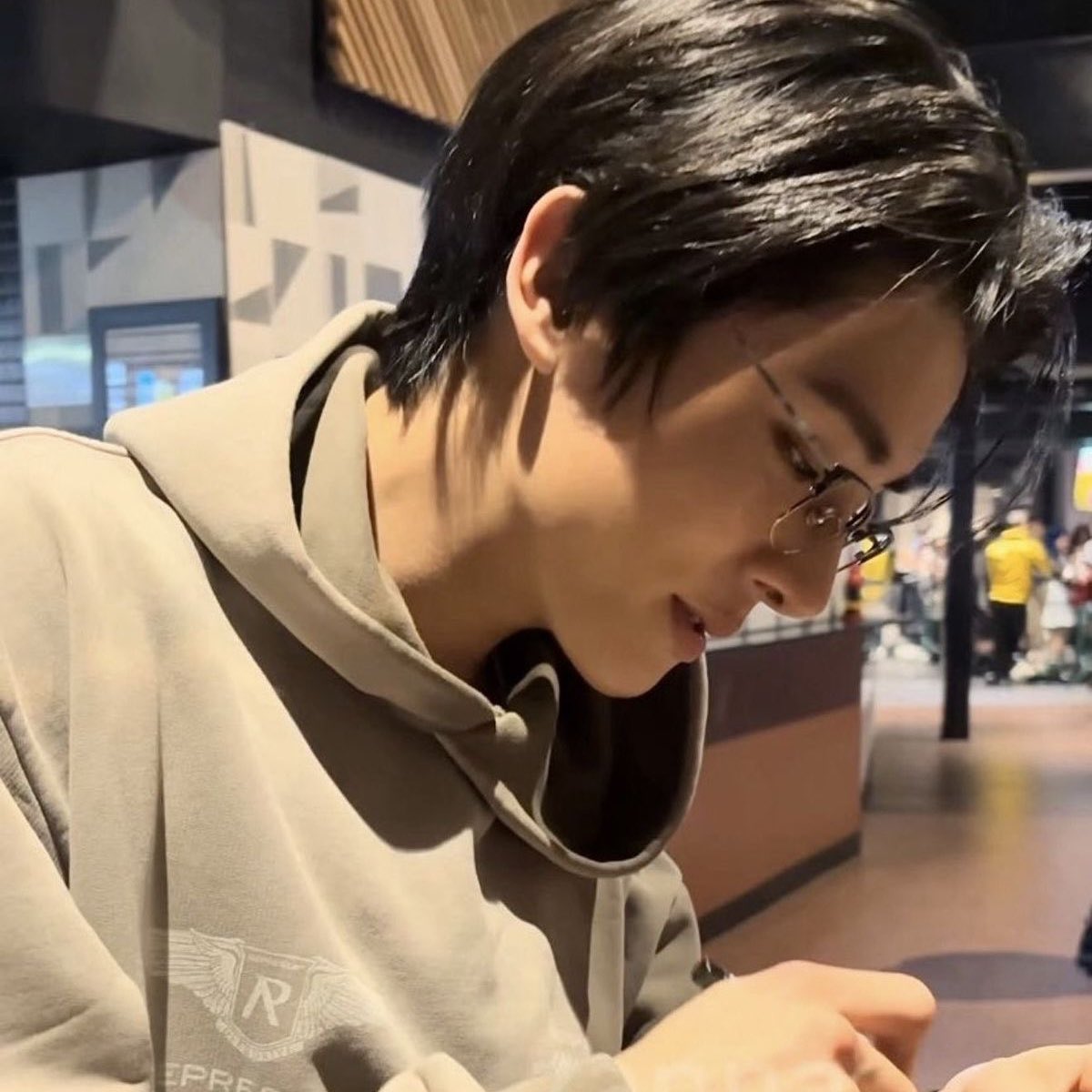 m_medemma's tweet photo. ไอ้พวกแว่นๆนี่เป็นไรมากปะ เป็นแฟนปะล่ะ https://t.co/HCR12LylBd