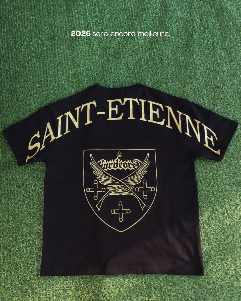 _k7em_'s tweet image. Ça fait des mois que j’y pense…
Aujourd’hui, je peux enfin le dire : mes vêtements vont être fabriqués en usine.

C’est une énorme étape pour moi.
Derrière cette annonce, il y a du travail, des doutes, des galères, mais surtout beaucoup de passion. À très vite et merci à tous 💚