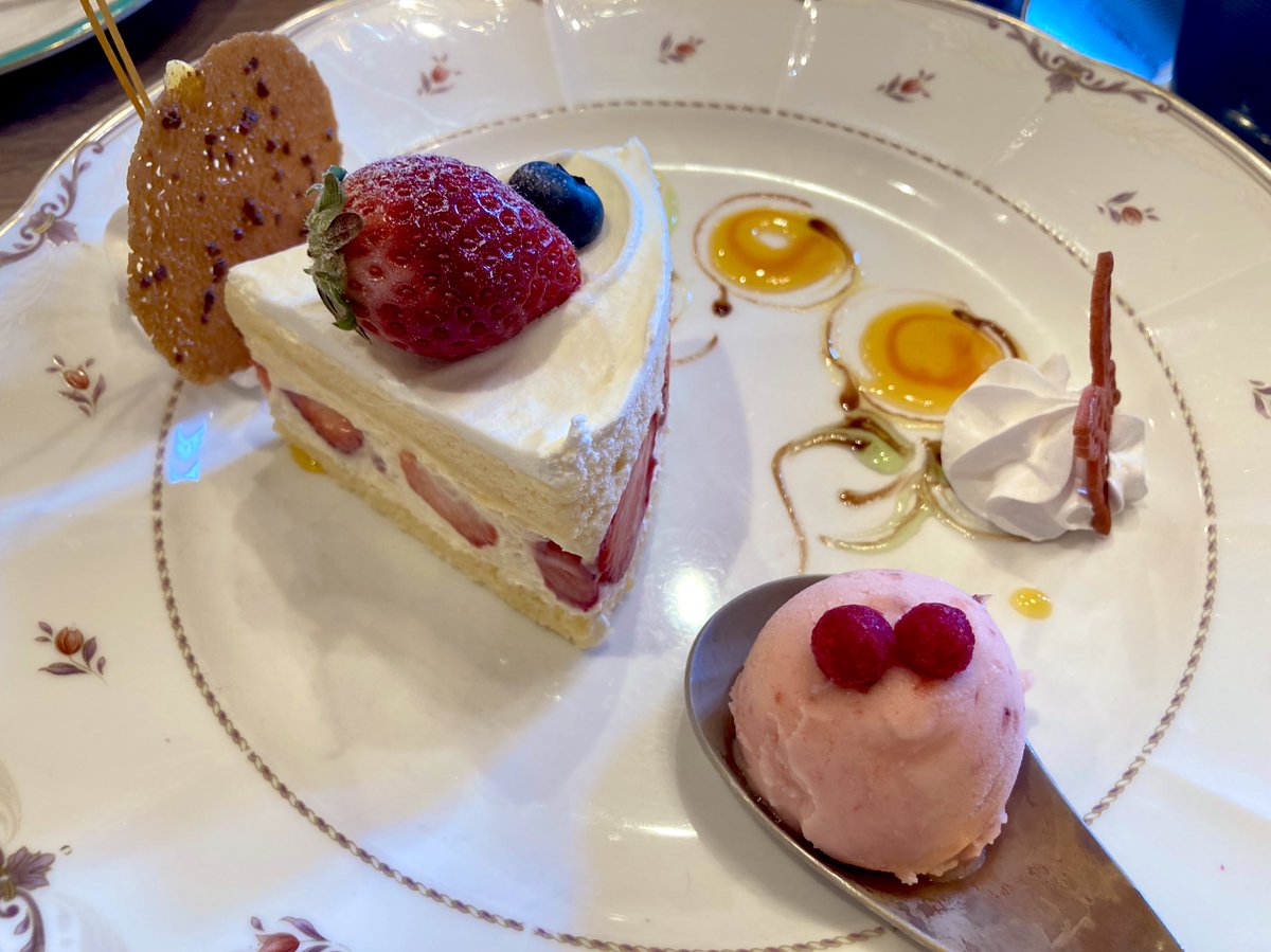 三角ユウリ（<a href="/hks_triangle/">三角ユウリ</a> ）さん宅ピザちゃんの初お出かけ先は地元のイタリアンでした🍕
全部美味しい
差し当たり気になっているのはピザちゃんの具なんですけど、種類の違うボタンは多分オリーブとして緑と黄色はなんだろう？
なにピザが正解か分からずマルゲリータにしてしまった
アメリカンピザ？