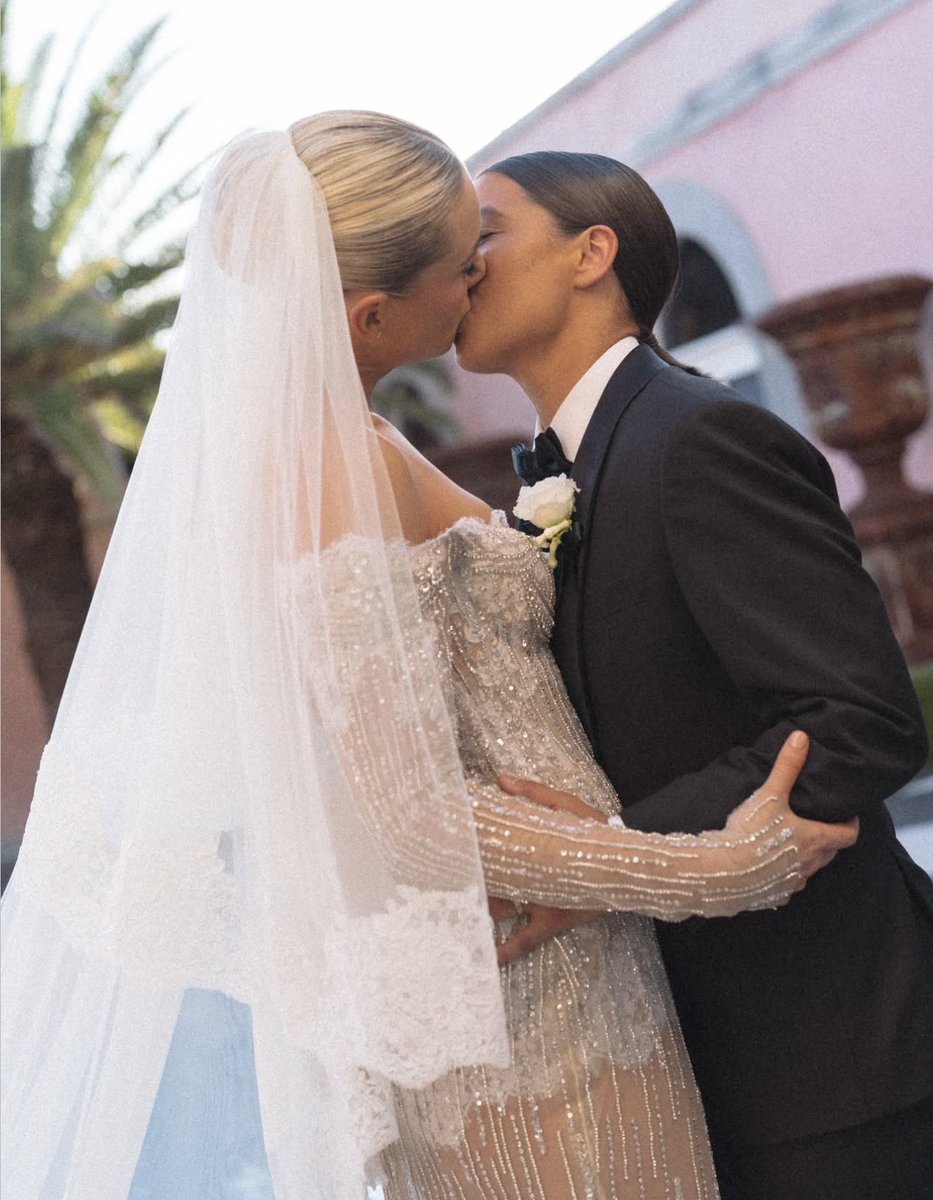 catleysprior's tweet image. stop 😭😭😭😭 actual mothers