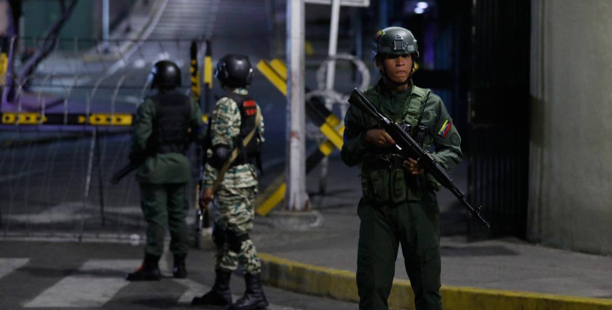 aapayes's tweet photo. El territorio alrededor del palacio presidencial de Miraflores en Caracas está bajo la protección de los militares venezolanos,  NBC News. 

Según VTV, las zonas adyacentes a la residencia del jefe de estado están protegidas por soldados de la guardia presidencial y de Defensa. https://t.co/bs907HUONB