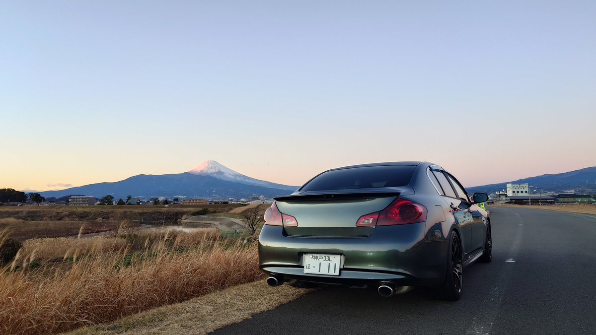 20631121's tweet photo. #富士山 が綺麗だったので、近場の土手で #写真 撮りに行きました✨

#スカイライン #V36 #静岡 #田舎
#夕焼 #RAYS #G025 #新年のご挨拶 https://t.co/FsGrn3zssE