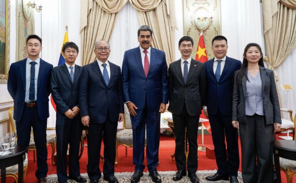 Just 5 hours ago, Chinese officials arrived in Venezuela for talks with President Maduro.

4 hours later, the US launched large airstrikes on Venezuela's capital in a major escalation.

A statement from President Trump is expected.