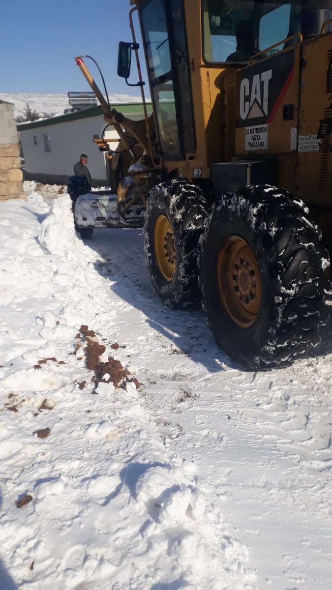 📍Yiğitler
📍Güney 

Mahallelerimizde kar temizliği ve buzlanmayı önlemeyi gerçekleştirerek güvenli yolculuk için sahada çalışmalarımızı sürdürüyoruz ❄️🧊🚜