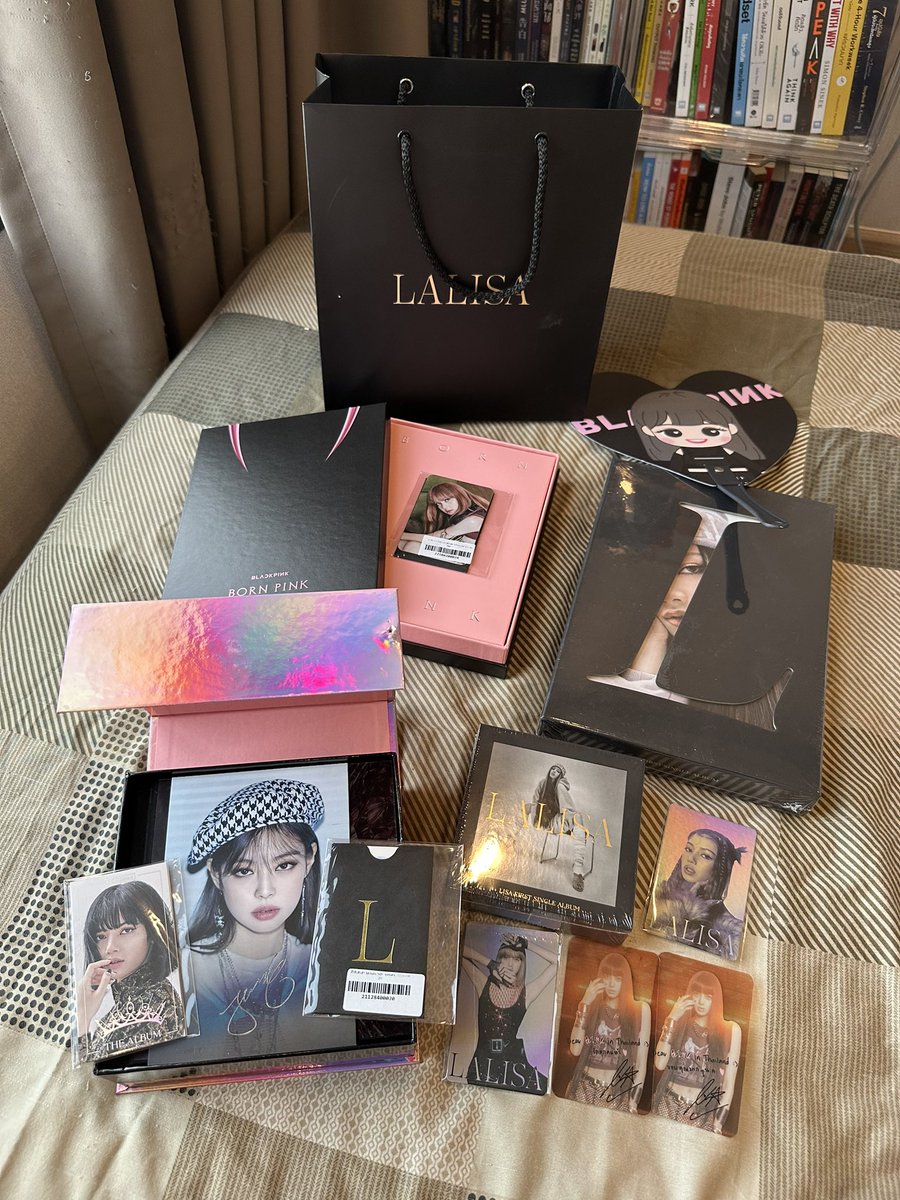 winterbear_p's tweet photo. เทเลิกสะสมแล้ว โละบ้าน ทั้งหมดนี่ 500฿ ค่ะ มีบั้มนึงมีตำหนิ ดูในคลิปได้ค่ะ 

 #ตลาดนัดบพ #blackpink #LALISA #LISA #ตลาดนัดblackpink https://t.co/Z317KgLODZ