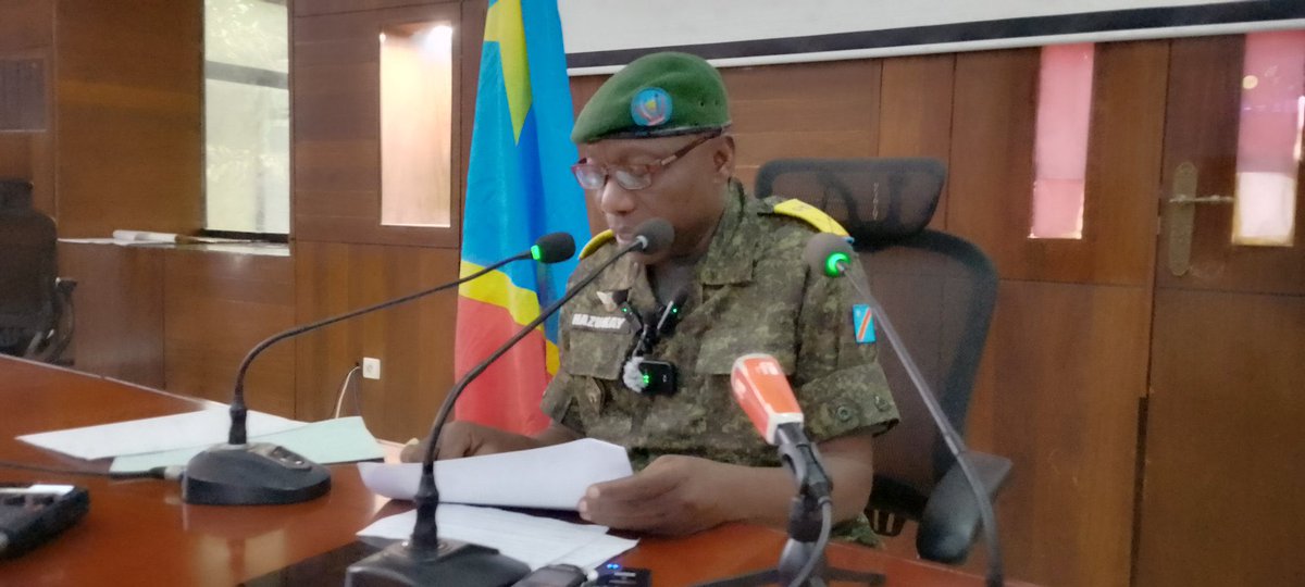 FARDC_Info's tweet photo. Les Forces Armées de la République Démocratique du Congo (FARDC) ont procédé ce jour à la présentation officielle à la presse de plusieurs combattants étrangers capturés sur le théâtre des opérations.

Ces individus, arrêtés lors des récentes offensives menées par les FARDC, apportent une preuve irréfutable de l’implication directe de forces étrangères aux côtés des groupes armés terroristes opérant sur le sol congolais.

La présence de ces capturés confirme une fois de plus que la guerre imposée à la RDC n’est pas un simple conflit interne, mais une agression planifiée et soutenue de l’extérieur, en violation flagrante du droit international.

Les FARDC réaffirment leur détermination totale à défendre l’intégrité territoriale, la souveraineté nationale et la sécurité des populations congolaises, conformément à la vision du Commandant Suprême, Son Excellence Félix Antoine Tshisekedi Tshilombo.

La vigilance demeure maximale.
La lutte continue.
La RDC ne cédera jamais.

FARDC – Armée du Peuple 🇨🇩💪🏾