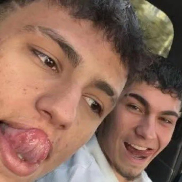 darkwebhaber's tweet photo. Konya’da 18 yaşındaki bir genci muştayla döverek bir gözünü kaybetmesine neden olan iki kişi, cezaevinde 1,5 ay kaldıktan sonra tahliye edildi. 

Tahliye sonrası poz veren ikili: “Birimiz erken çıktı, birimiz geç ama aynı suç, aynı kader; dışarısı şimdi şahidimiz” https://t.co/0bfaOnysrz