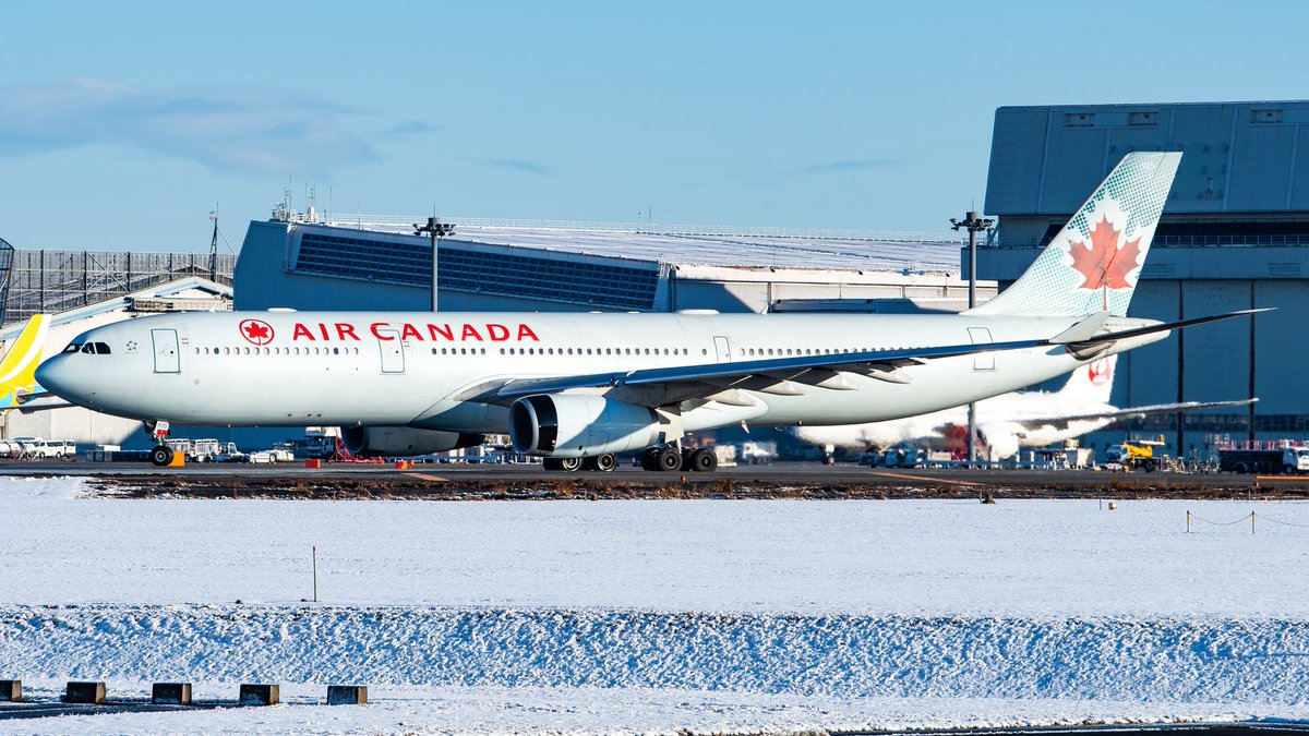 2026.01.03  RJAA
Air Canada
AC2328  NRT - HKG
Airbus A330-343 （C-GHKR）

昨夜大雪を降らせやがった雲は何処へ行ったのか、今日の成田は終日快晴。
青空×銀世界という絶好のコンディションで2026年最高のスタートを切れました。