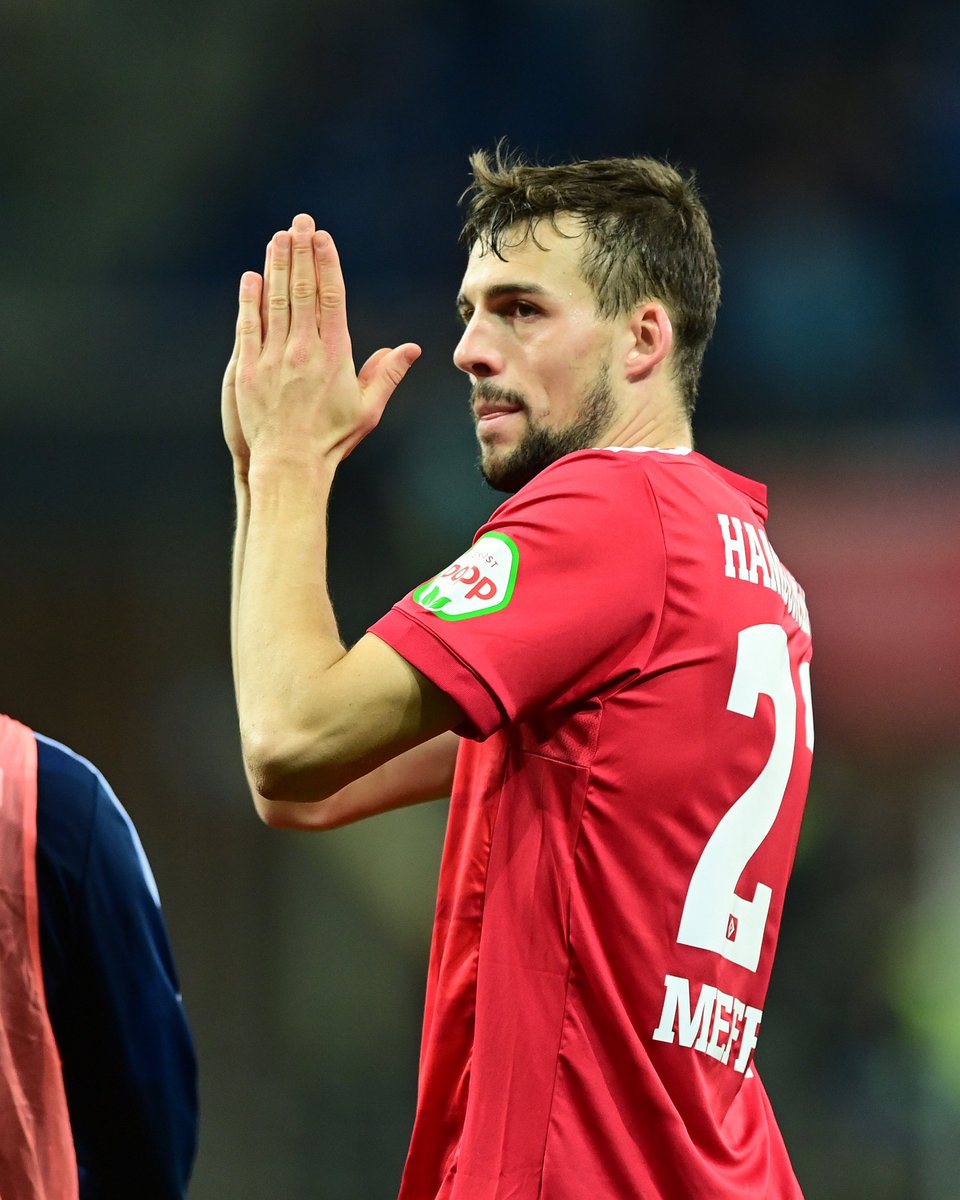 HSV's tweet photo. 𝐌𝐚𝐜𝐡'𝐬 𝐠𝐮𝐭, 𝐌𝐞𝐟𝐟𝐨! 🫶
Nach viereinhalb intensiven Jahren und 146 Pflichtspielen für die Raute wechselt Jonas #Meffert zurück an die Kieler Förde zur KSV Holstein. 🤝
Wir danken dir für deinen Einsatz und herausragenden Teamgeist in dieser unvergesslichen gemeinsamen Zeit und wünschen dir für die Zukunft nur das Beste, lieber Meffo! 💙🤍🖤
Alle Infos und Zitate 👉 https://t.co/PHVEUVLKE8
#nurderHSV