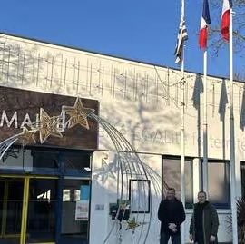 f_philippot's tweet photo. MAGNIFIQUE ! (cf ⤵️)

Un autre maire, cette fois en Bretagne, retire le torchon bleu à étoiles de sa mairie et le remplace par un deuxième drapeau français ! 🇫🇷

« En soutien avec les agriculteurs » !
(cf : https://t.co/XrsVOKBDnb)

Commune de 8000 habitants en Ille-et-Vilaine.

Maires de France : soutenez nos paysans, continuez de retirer de vos mairies le torchon de l’UE !

➡️ Stop Mercosur, À bas UE !
Le FREXIT progresse comme jamais dans les cœurs et les consciences !