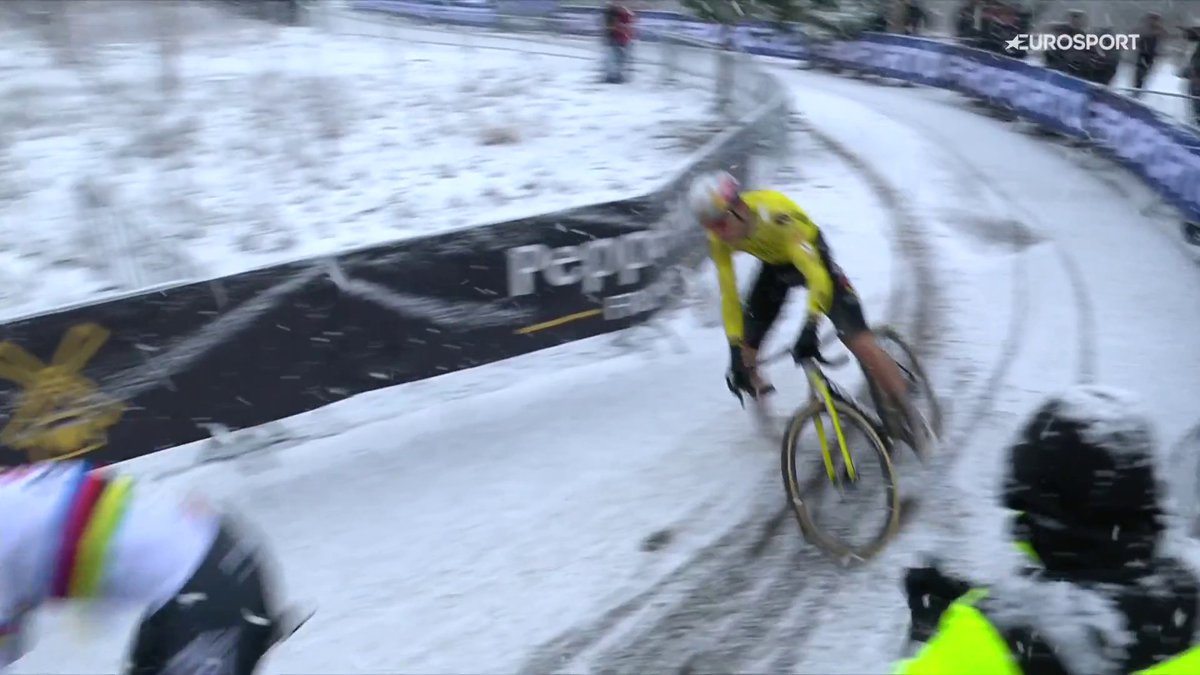 jorge_matesanz's tweet photo. Las caídas y el infortunio son parte importante de la biografía de Van Aert, lo de Mol es una estación más. El Wout de hoy gana poco, pero el ciclismo que genera es impagable: hace ganar y engrandece victorias. Porque sin la rivalidad con él, VdP no sería hoy quien es. #allezwout https://t.co/GLOnLRt77v