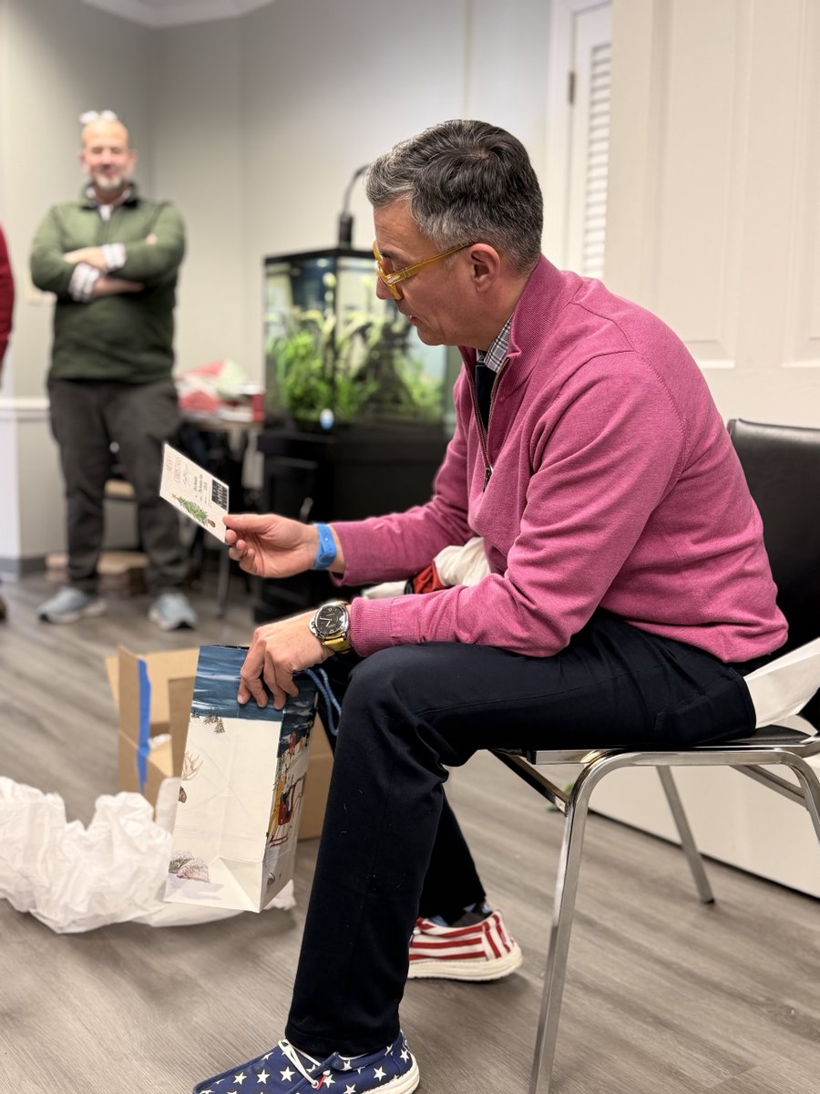 paradisoins's tweet image. Christmas came early at the Paradiso Insurance party! 🎁 So grateful for all the thoughtful gifts and even bigger laughs with this amazing team. Feeling lucky to work with people who make every day fun. #TeamParadiso #ChristmasParty #ParadisoCares #Grateful #ChrisTalks