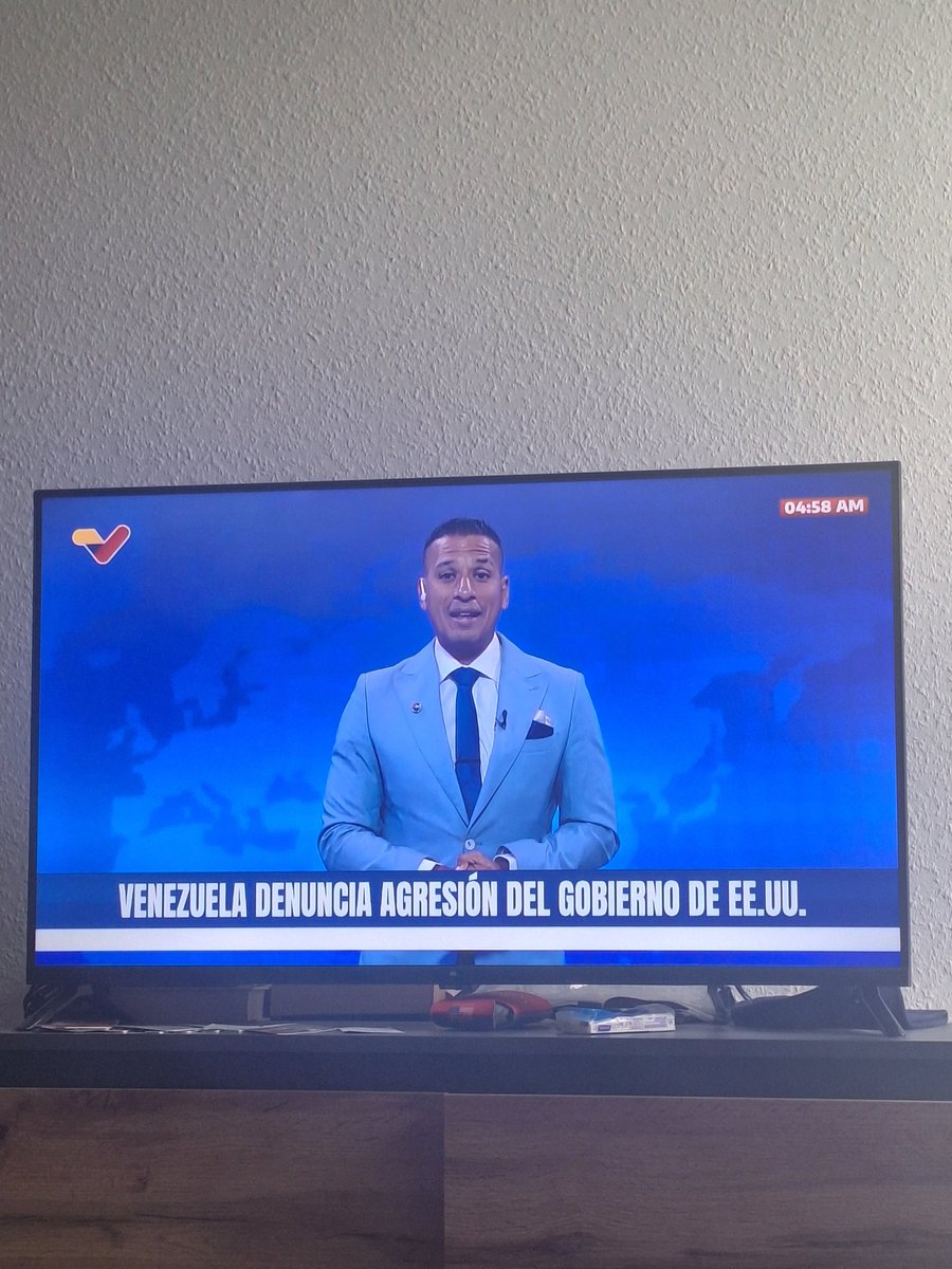 Gracias a Magistv pude monitorear la televisión venezolana en este momento, y lo que hay es lo siguiente:
Venevisión pasa un programa miamero o mexicano de farándula.
Televen repite La Bomba
VTV tiene al sádico Barry Cartaya dando el comunicado