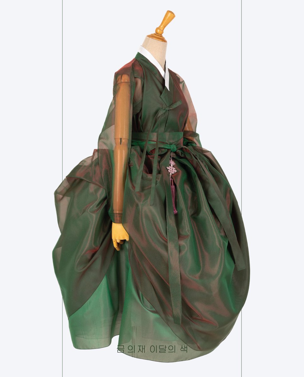 1월 이달의색, 은록색(隱綠色) 
은록은 당신의 깊이가 빛나는 찰나, 시간의 결 속에서 나만의 고요한 우아함을 발견하는 여정입니다.
겉으로 드러나는 붉은 화려함을 넘어, 내면의 단단한 초록을 오롯이 완성해 보세요.smartstore.naver.com/geumuijae/prod…