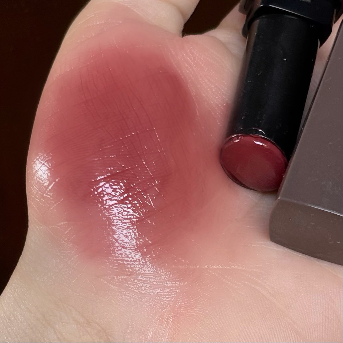 สีโทนนี้อีกแบรนด์ที่ใช้บ่อย โทนน้ำตาลอมแดงๆของ cezanne แล้วลิปเซซานรุ่นนี้เนื้อฟีลบาล์มแต่ ทิ้งสเตนไว้จางๆเหมือนกัน (เนื้อลิปฟีลเดียวกับkateในราคาถูกกว่ากัน200)