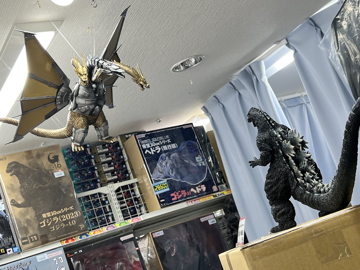 一番くじのメカキングギドラとゴジラが入荷しました！！ 店頭で展示