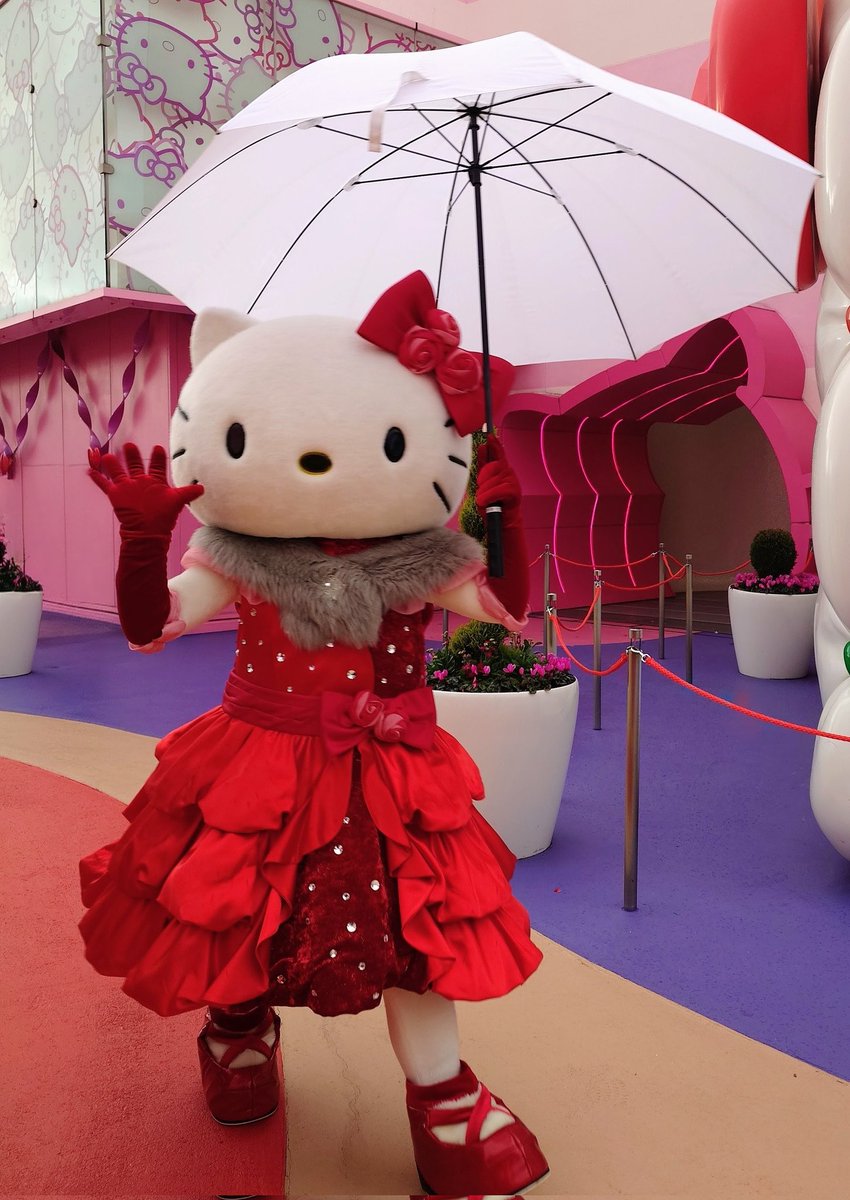 雨降ってきたので傘さして帰っていくキティさんとダニエルくん #USJファン