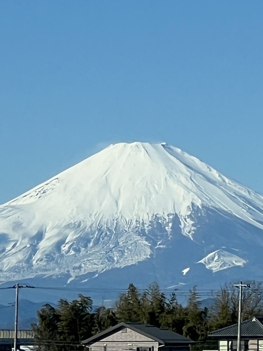 地元から見える富士山
１月3日にして今年最高の富士山かもしれない
富士宮や山中湖で見る富士山のように大きくはないけど美しい富士山です
なかなか地元もいいな
#富士山
#車中泊
#50代 
#サンバ