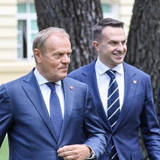 Wszyscy tyrają i robią sobie bekę z Szłapki, że głupi, że jest kretynem, że kłamie. A prawda jest taka że jaka partia, taki członek. Jaki Tusk, taka Szłapka. Jaki premier, taki rzecznik.