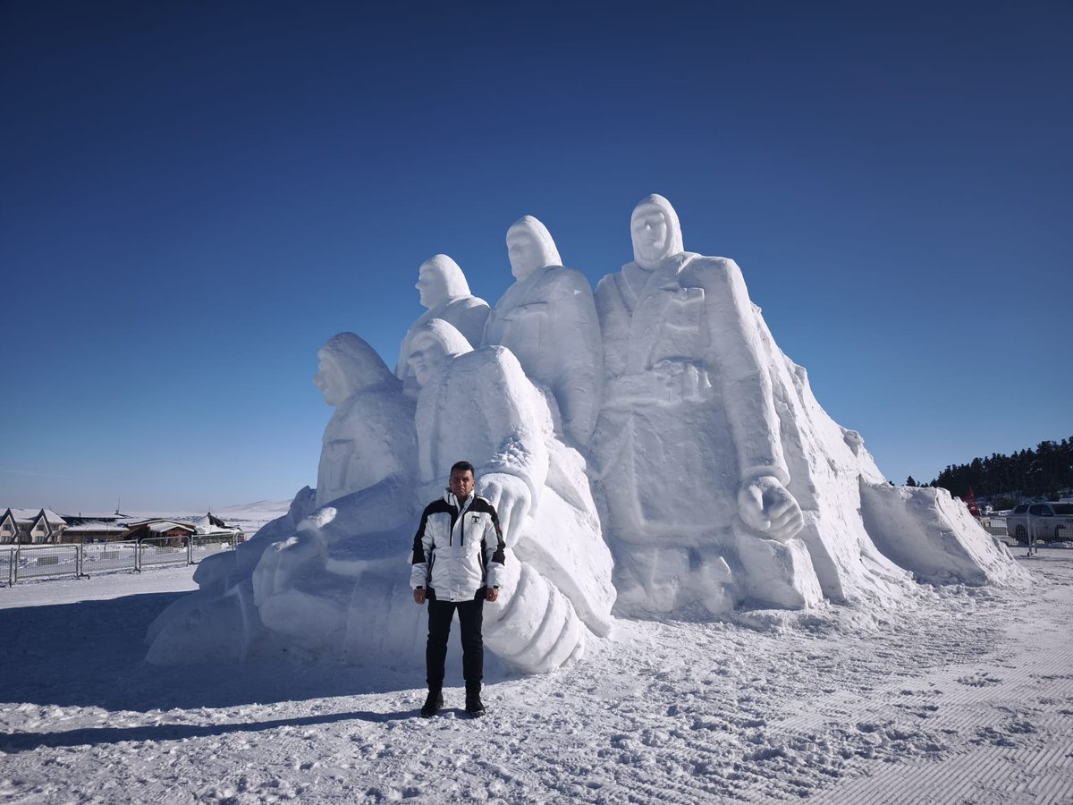 🇹🇷 Sarıkamış Harekâtı’nın 111. Yılında “BU TOPRAKTA İZİN VAR” temasıyla; şehit yakınlarımız ve gazilerimizle çıktığımız bu anlamlı yolculukta, , kardan yapılan milli mücadele temalı buz heykeller alanındayız. Erzurum Aile ve Sosyal Hizmetler İl Müdürlüğü olarak aziz şehitlerimizi