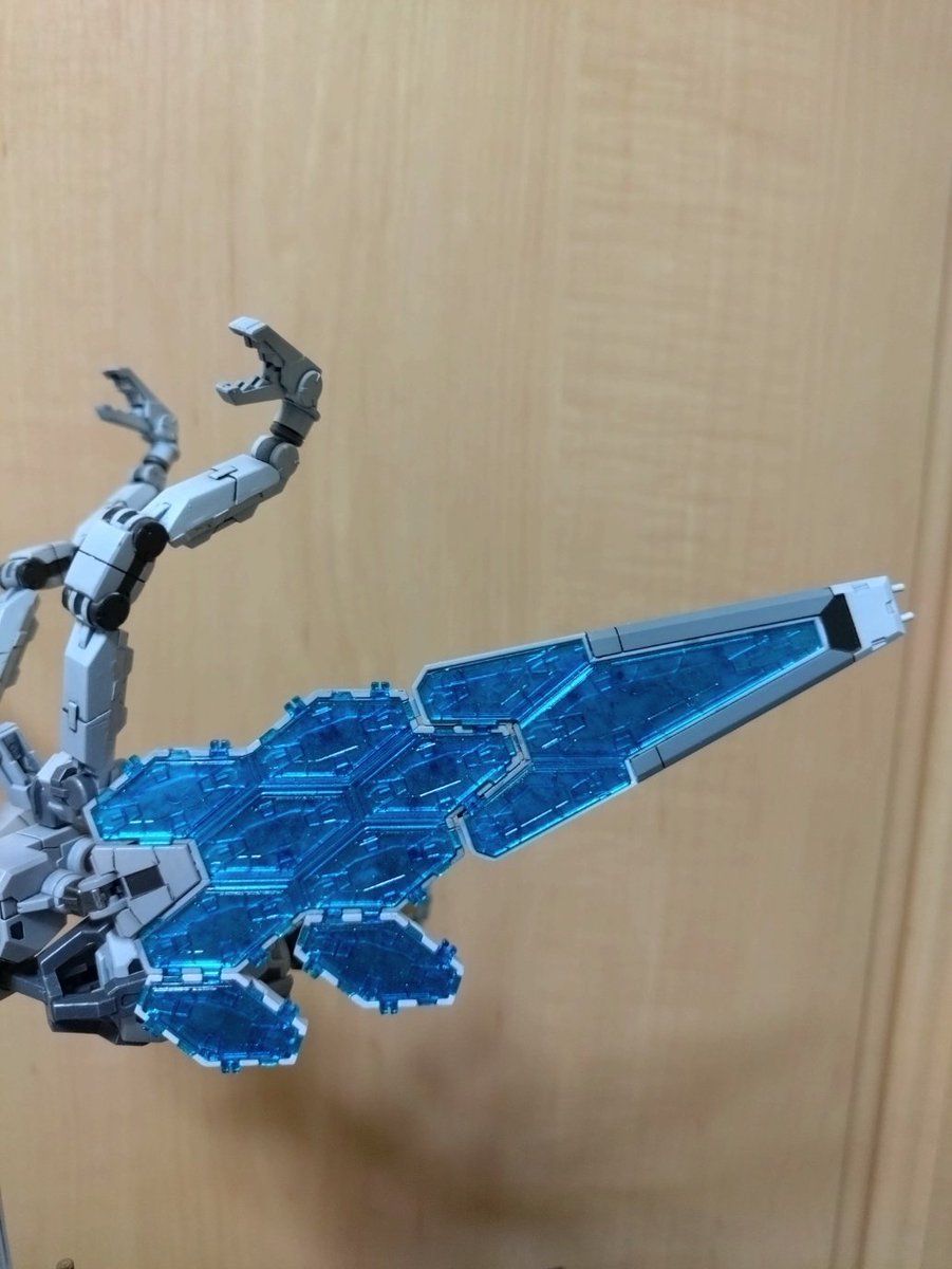 _mkfact's tweet photo. 今日はここまで…グラスフェザーの製作7割ぐらいってところかな
パネル部分色々工夫したんだけど写真ではほとんど分からないなぁ…
これからデカールワークに入ります
　#ガンプラ　#模活　＃年末年始　#ガンプラ好きと繋がりたい https://t.co/wxO5zok3vd