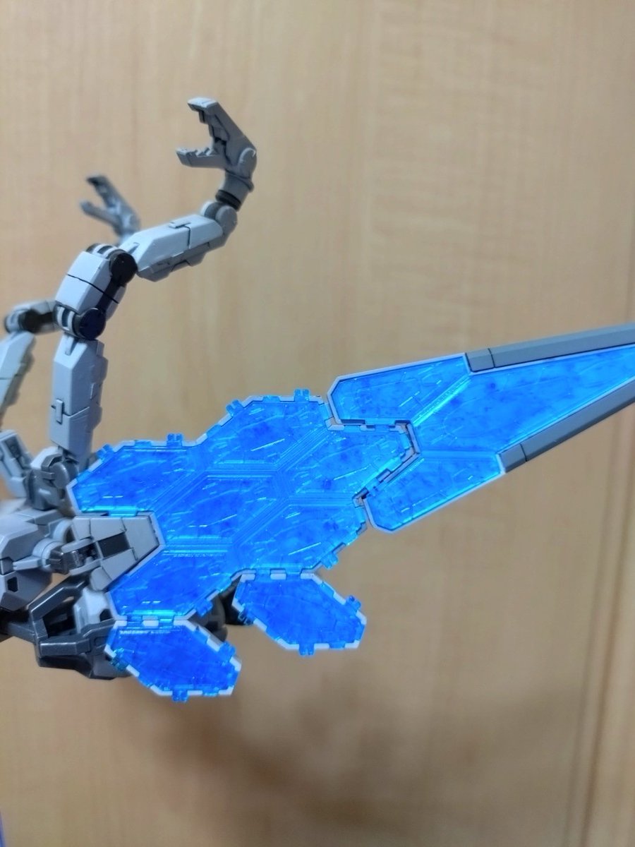 _mkfact's tweet photo. 今日はここまで…グラスフェザーの製作7割ぐらいってところかな
パネル部分色々工夫したんだけど写真ではほとんど分からないなぁ…
これからデカールワークに入ります
　#ガンプラ　#模活　＃年末年始　#ガンプラ好きと繋がりたい https://t.co/wxO5zok3vd