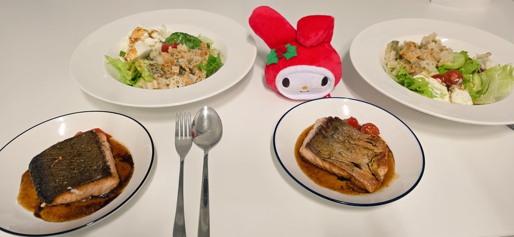 # 새해 기념 겹친소
계란입니다. 딸내미가 있습니다.
보드게임류 좋아합니다. 술 좋아합니다.
가끔 셈바 소비 합니다.
같이 홀덤치고 술마시고 TRPG 할사람 팔로미