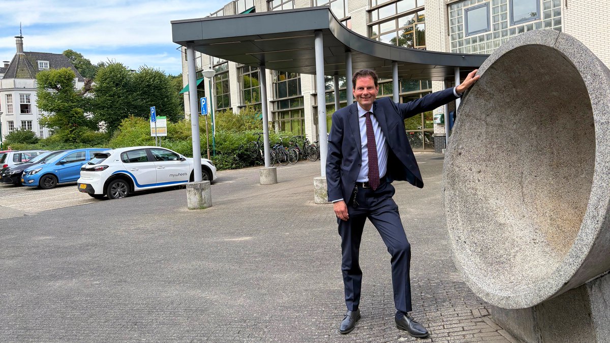 Alweer het derde uur van de Earcatcher40 van 2025. De nummers 20 tot met 11. Te gast is burgemeester Maarten Haverkamp over zijn eerste half jaar, de hot issues, kansen en het nieuwe jaar <a href="/GemDeBilt/">Gemeente De Bilt</a>. Luister via 106.6FM, DAB+ en stream.roulettefm.nl. #DeBilt #Utrecht #Zeist