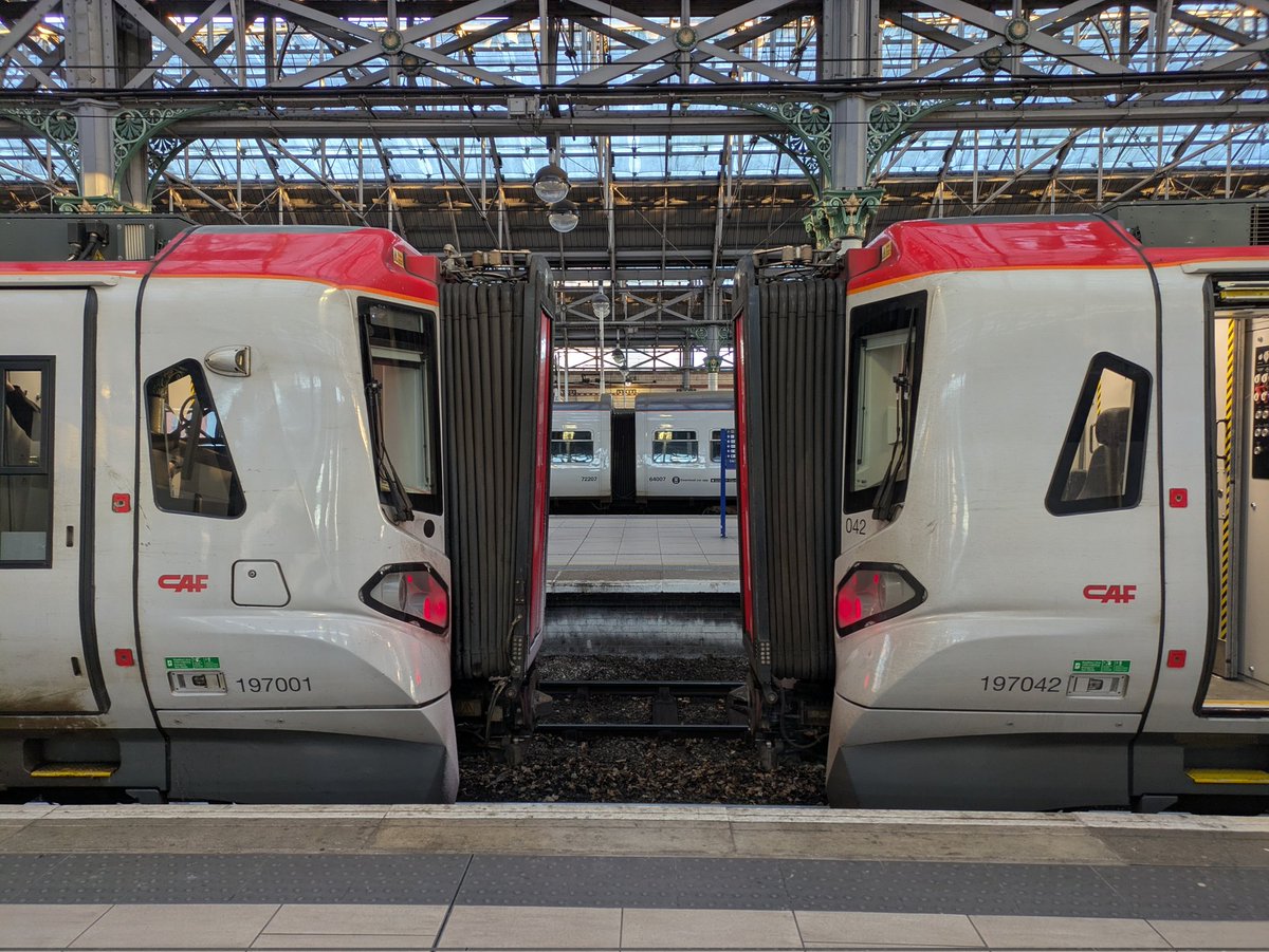 SteelCityDog_'s tweet image. 197042 and 197001 at Manchester Piccadilly this morning. @transport_wales #Class197