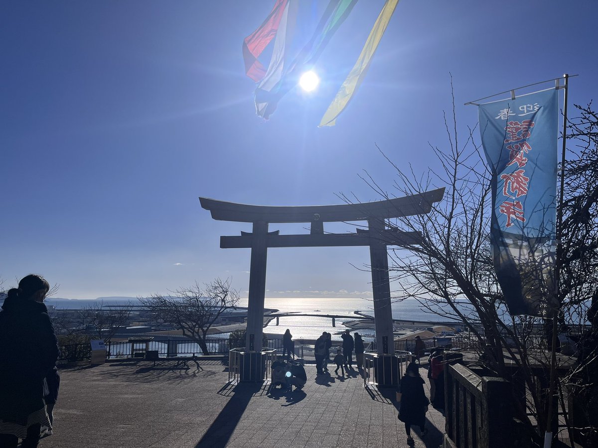 Tasuhika's tweet photo. 今日はお正月の初詣しに行ってました！！
⛩️✨✨ https://t.co/ZXnrIvuCv5