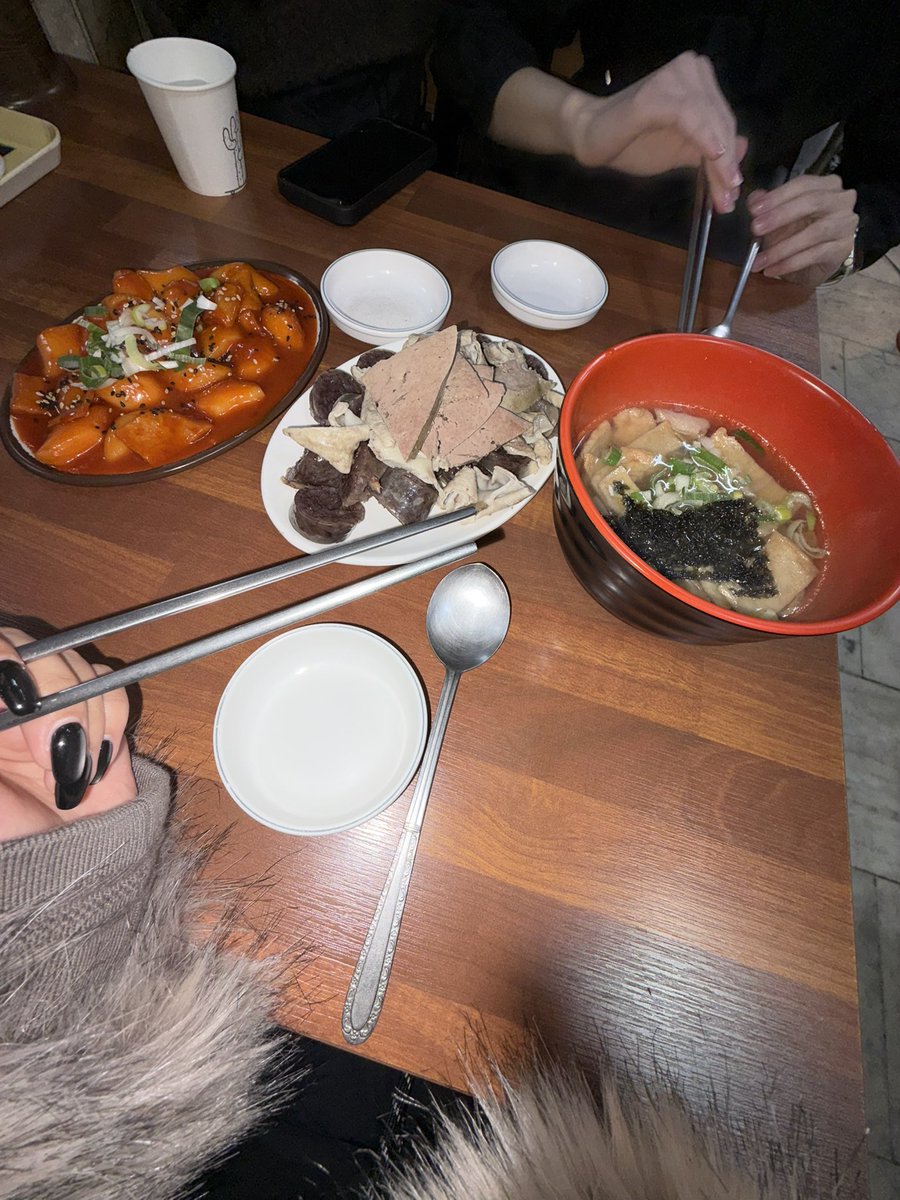 여자 : 퍼자켓입고떡볶이먹는사람