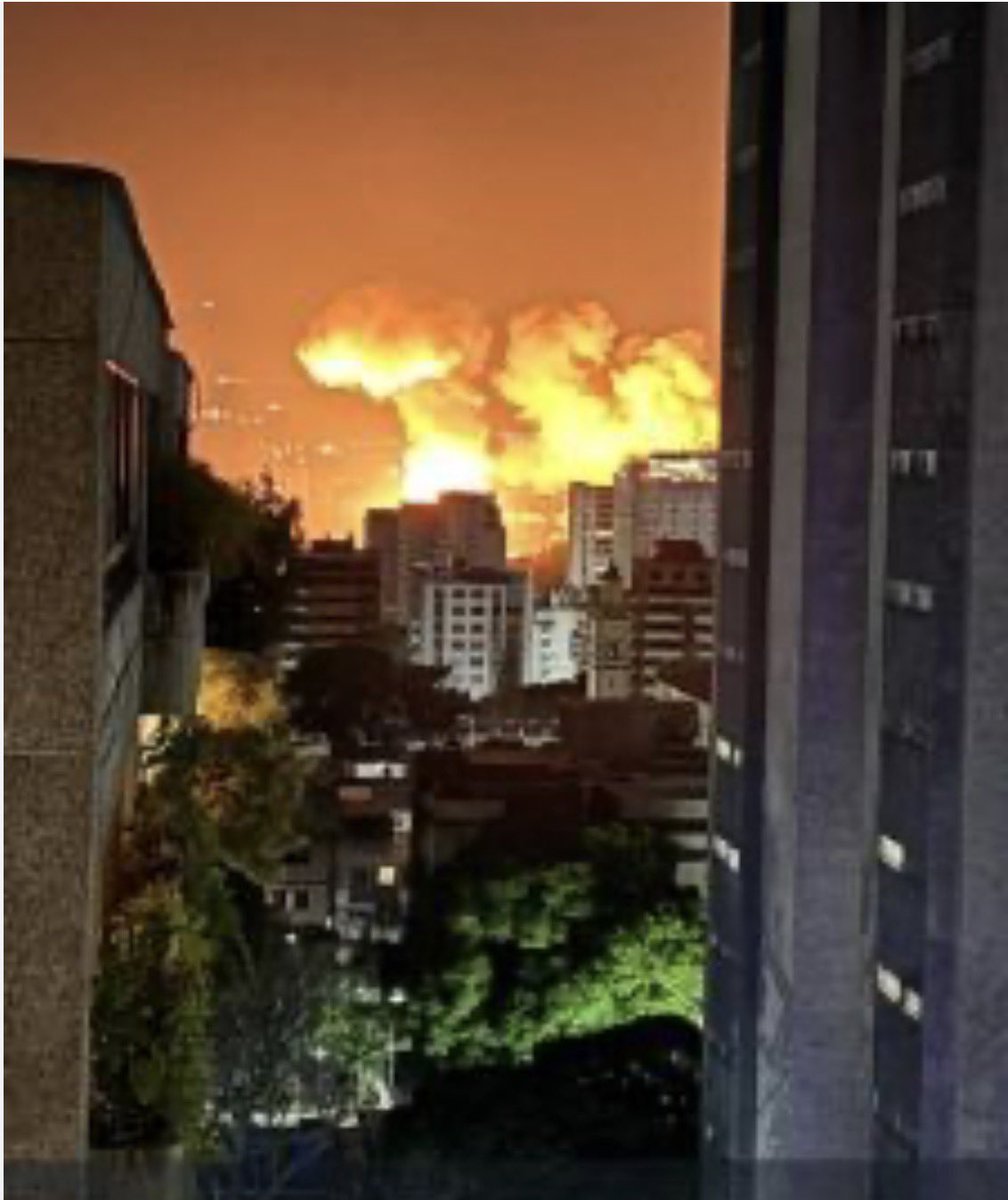 lukacasa's tweet image. Non importa chi sia e chi non sia Maduro. 

Non importa quali siano i disegni strategici del “presidente pacifista” Trump. 

Non importa cosa c’entri la NATO la CIA il Mossad o la SPECTRE. 

I bombardamenti americani su Caracas sono una porcheria di guerra. Una aggressione che…