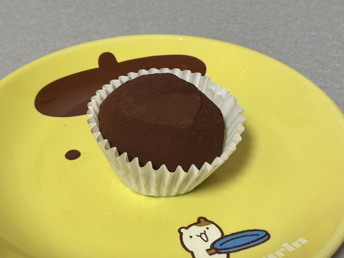 장안의 화제인 두쫀쿠, 뒷북이지만 먹어 봄. 

예상했던 맛은 아니지만 맛있었다.