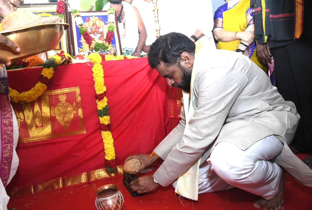 APDeputyCMO's tweet photo. తనకు పునర్జన్మను ప్రసాదించిన తెలంగాణ రాష్ట్రం, కొండగట్టు శ్రీ అంజన్న స్వామి వారి దేవస్థానంలో భక్తుల సౌకర్యార్థం, తిరుమల తిరుపతి దేవస్థానం (టీటీడీ) ₹35.19 కోట్ల నిధులతో 96 గదులతో చేపడుతున్న సత్రం, దీక్ష విరమణ ప్రాంగణ నిర్మాణాలకు శంకుస్థాపన చేసిన ఏపీ ఉప ముఖ్యమంత్రి @PawanKalyan.

#KondagattuAnjanna