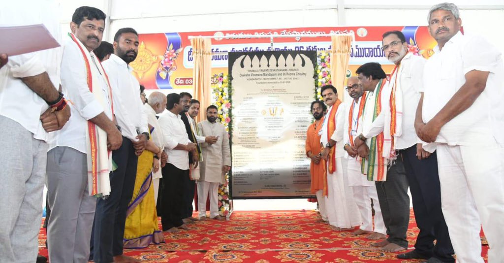 APDeputyCMO's tweet photo. తనకు పునర్జన్మను ప్రసాదించిన తెలంగాణ రాష్ట్రం, కొండగట్టు శ్రీ అంజన్న స్వామి వారి దేవస్థానంలో భక్తుల సౌకర్యార్థం, తిరుమల తిరుపతి దేవస్థానం (టీటీడీ) ₹35.19 కోట్ల నిధులతో 96 గదులతో చేపడుతున్న సత్రం, దీక్ష విరమణ ప్రాంగణ నిర్మాణాలకు శంకుస్థాపన చేసిన ఏపీ ఉప ముఖ్యమంత్రి @PawanKalyan.

#KondagattuAnjanna