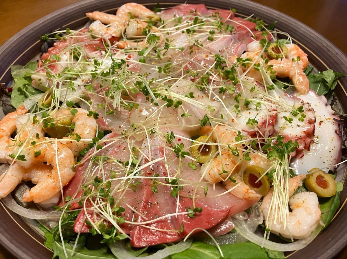 それほど飲まないご家族」を迎えての新年会。魚介のカルパッチョ、煮豚