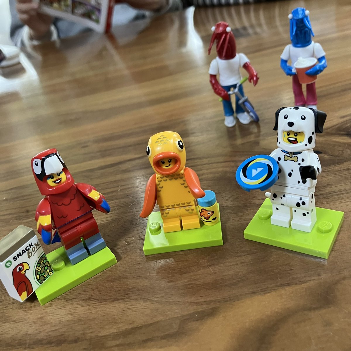 nusfrog's tweet image. ガチャポンとかしに行こうDAY🍄✨
レゴのミニフィグで金魚ちゃん出た🐟アニマルシリーズに金魚チョイスするレゴさんに感謝🥲✨私チョイスのザリガニボーイズ最高だと思う🦞嫁様は税関イメージキャラクターのカスタム（税関）くん🐶ガチャしてました🤣