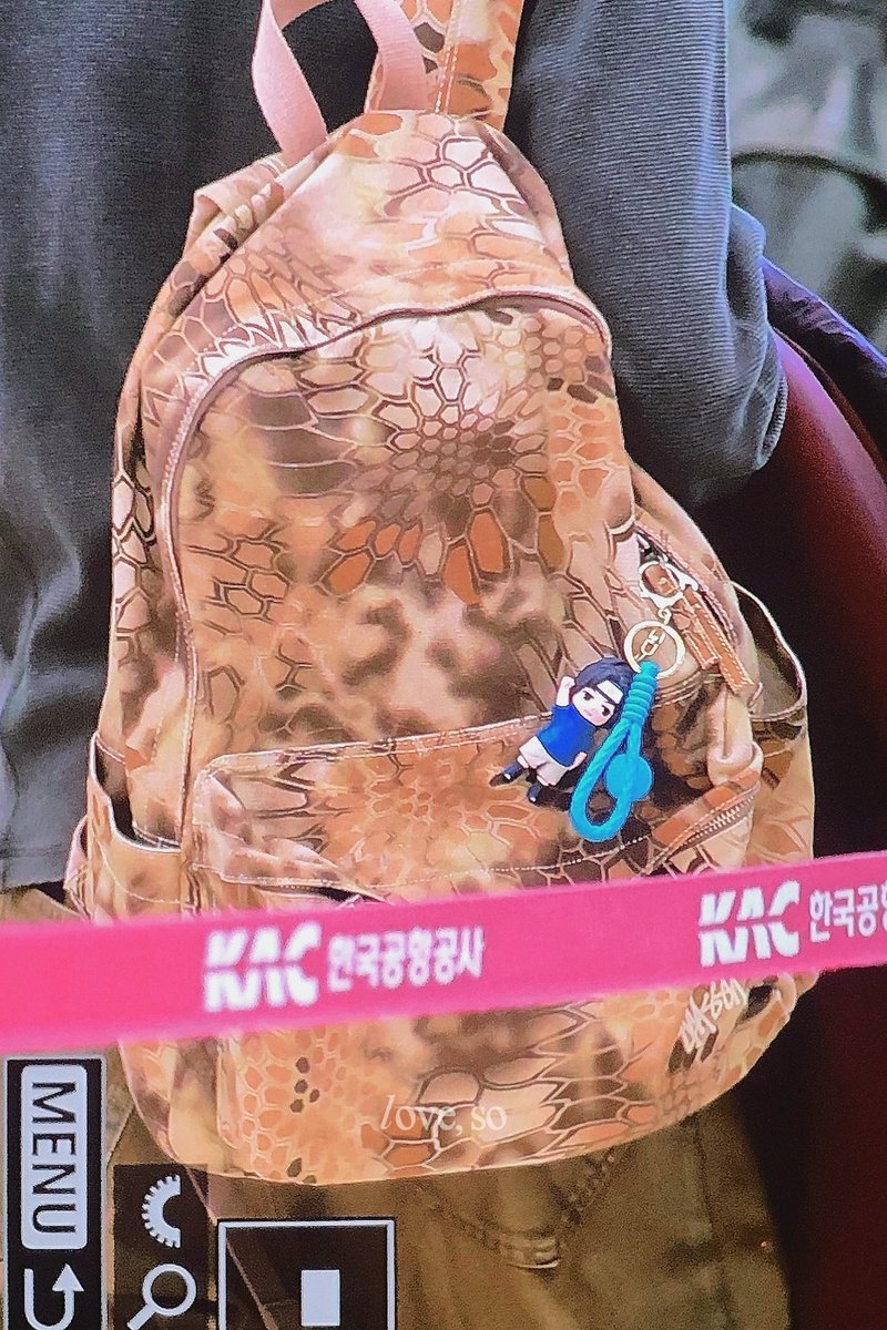 2so52's tweet image. + I ♡ SH , ㅅㅅㅋ , 라부부, 트롤 인형등 •••소희 가방에 많은 키링이 거쳐갓는데 변하지않는오직하나 거북이가방 그리고 꼭 한쪽으로매고 끈잡고잇어ㅋㅋ.ㅋ 너무귀엽듀ㅠ아 T T