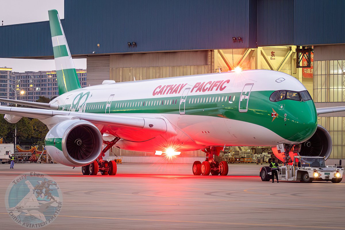 chenjiayue4's tweet photo. Yesterday morning, the Cathay Pacific 80th Anniversary retro livery painted at Haeco in Xiamen underwent an engine testing program, and in the evening it was towed to the apron.
#cathaypacific https://t.co/KAJvvdSX4d