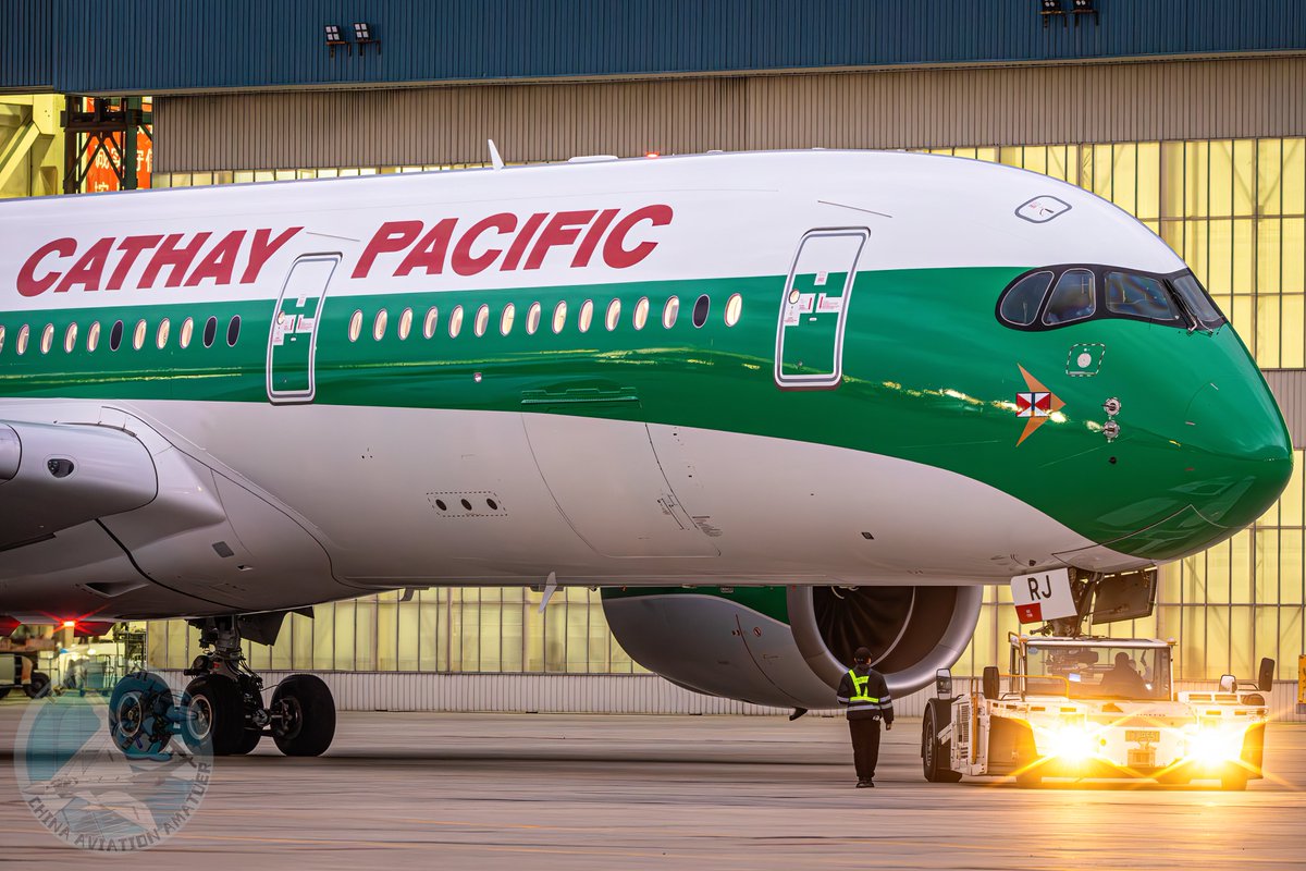 chenjiayue4's tweet photo. Yesterday morning, the Cathay Pacific 80th Anniversary retro livery painted at Haeco in Xiamen underwent an engine testing program, and in the evening it was towed to the apron.
#cathaypacific https://t.co/KAJvvdSX4d