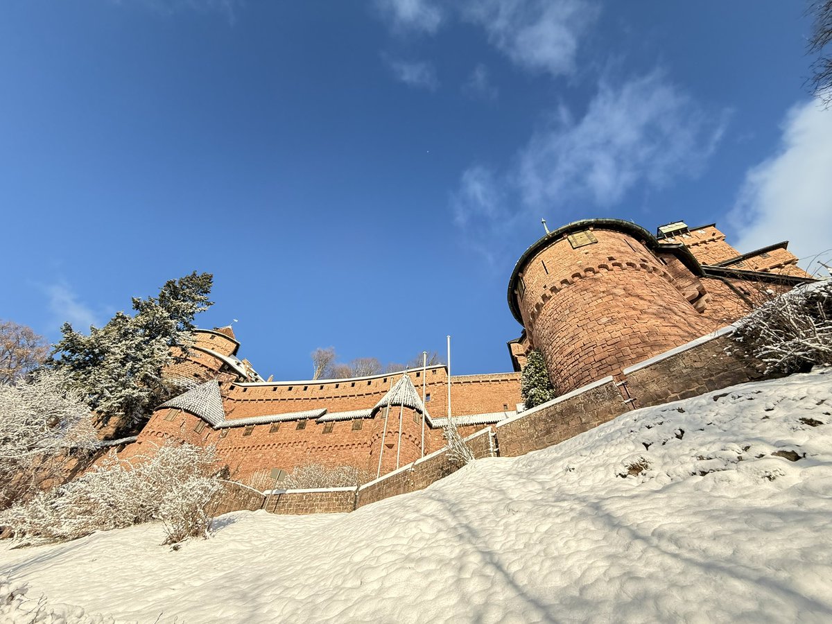 iam1customer's tweet photo. @Alsace Ils n’ont pas indiqué que c’était fermé avant de partir de colmar et rien avant la montee - meme les navettes bus sont ici…🤬 #hautkoenigsbourg #badservice #closed https://t.co/KuYQmRBdZx