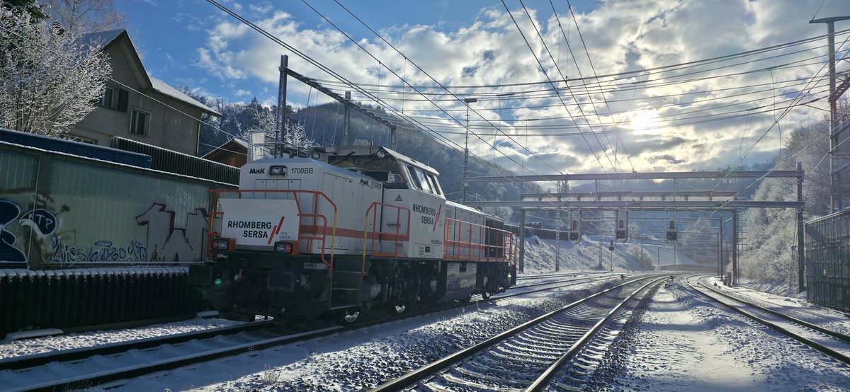 Guten Morgen aus Tecknau👋

Unsere Ersatzlok kam natürlich auch gedreht, sodass beim Rangieren, wenn ich in eigener Verantwortung vorwärts fahre, die lange Schnauze vorne ist.
Also mal wieder eine Drehfahrt via Tecknau verlangt und das bei bester Kulisse 🤗