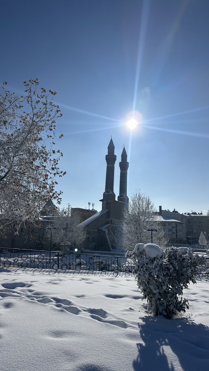 seyit_sahinkaya's tweet photo. 🚦🚄🚃🚃🚃🚃🚃🚃🚃🚃>>>
#machinist #machinistlife #traincaptain 👨‍✈️ #highspeedtrain 🚄 #siemensvelaro #travel #ankara #sivas #withoutcoffee ☕️ #snow ❄️ #keeptomemories #seyitsahinkaya https://t.co/HBwICdiYIc