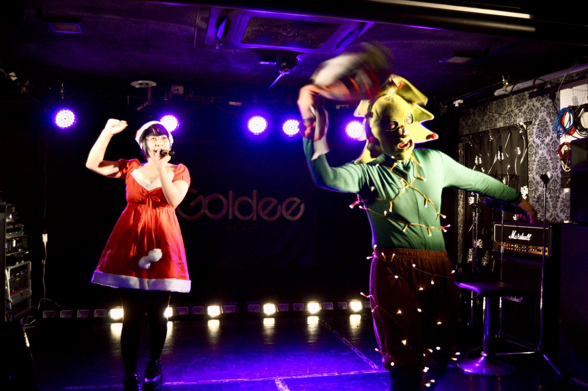 voyuyuov's tweet photo. 2025/12/27
『2025やぶソニ
Special Winter Live &
やぶさん生誕祭』〈第1部〉
#堀江Goldee
爆笑!!!あちゃツリー🎄と
笑いを堪えてよく歌いきった
つっきーサンタ🧑🎄
#MagicDream #マジドリ
#ATSUKI🐢あちゃ
#叶なつき🐾つっきー
#CharMagicDream (#CMD) https://t.co/BaF8d3oWGk